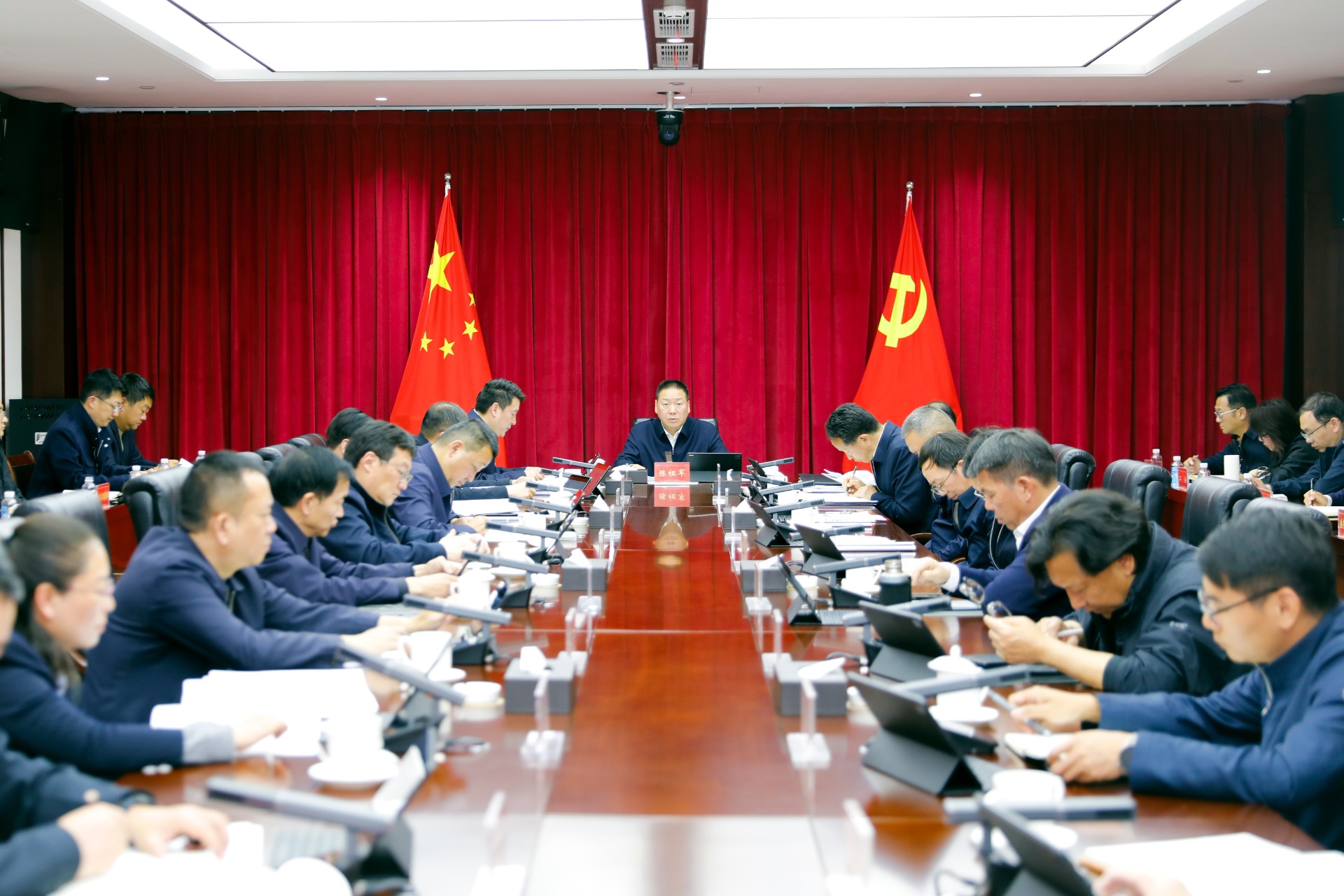 总党委理论学习中心组举行集中学习会议 认真学习领会习近平总书记关于树立和践行正确政绩观的重要论述