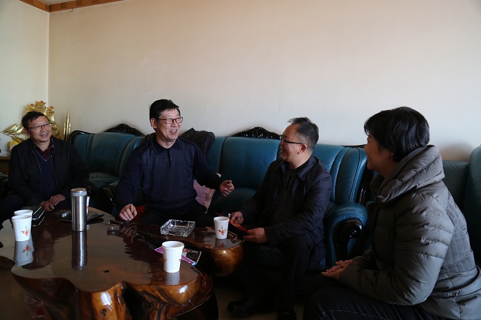翁斌走访慰问总老领导、老党员和困难职工
