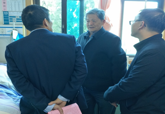 刘扶群走访慰问总退休老领导及困难党员职工