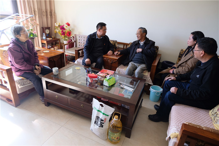 陈文双走访慰问总老领导及困难党员职工