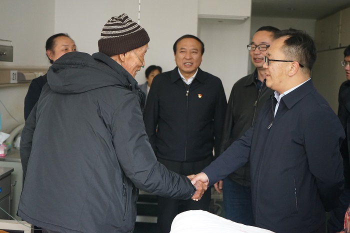 ​翁斌走访慰问总老领导老党员及困难职工