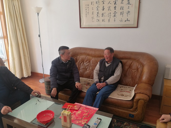 张骏走访慰问总老领导和困难党员职工