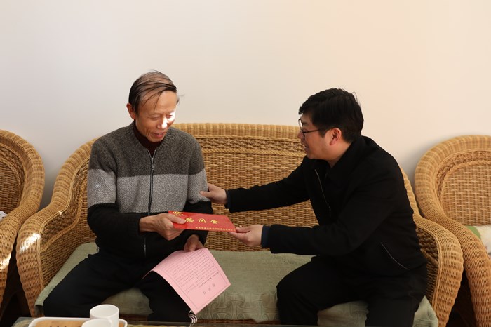李家龙走访慰问总老领导和困难党员职工