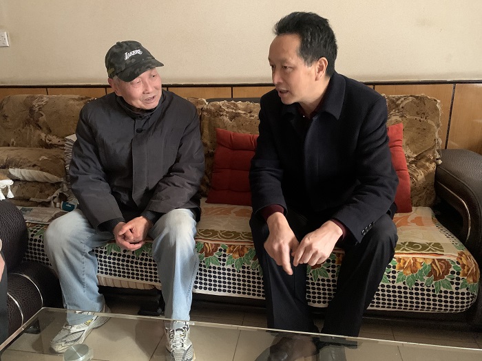 张鹏走访慰问总老领导老党员和困难职工