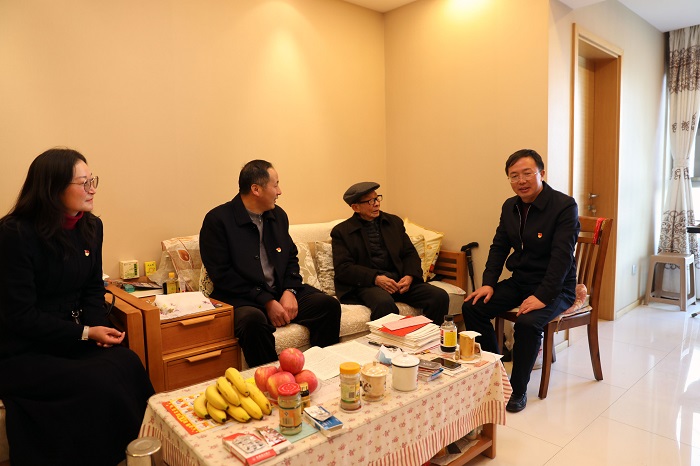 刘金荣看望慰问总老领导和困难职工