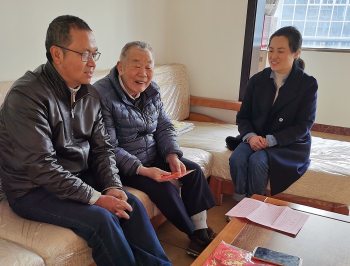 ​杨国文走访慰问总老领导老党员和困难职工