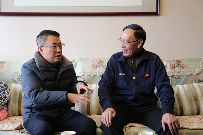 张骏看望慰问总老领导和困难党员